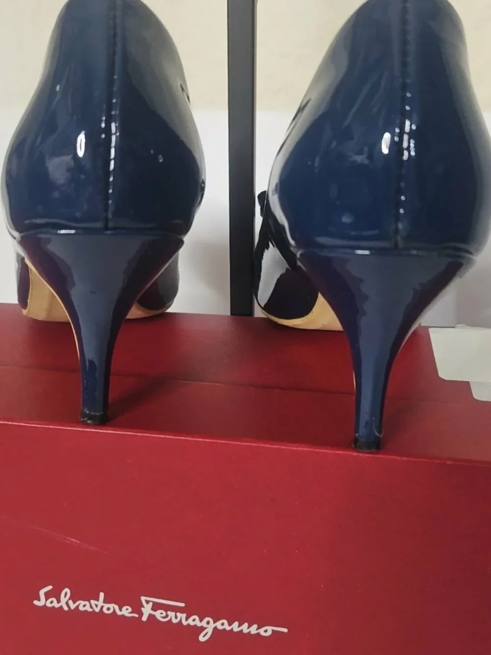 Salvatore Ferragamo Navy Patent Vara Bow Pumps Size 40 w/ Box